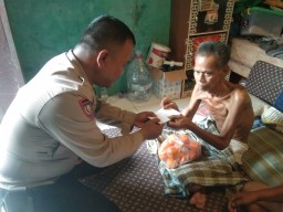 Kunjungi Warga Sakit, Bentuk Kepedulian Bhabinkamtibmas Polsek Matraman Kepada Masyarakat