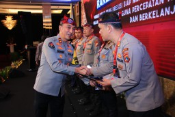 Kadiv Humas Polri Beri Penghargaan ke 7 Anggota Dengan Nilai Sertifikasi Kompetensi Terbaik