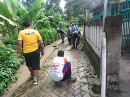 Polres Nganjuk Bahu Membahu Bersama Warga Bersihkan Material Sisa Luapan Sungai Jurang Dandang