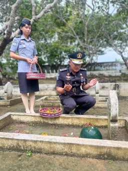 Sambut HBP ke-60 Lapas Narkotika Kelas IIA Pamekasan Gelar Ziarah dan Upacara Tabur Bunga di TMP Panglegur