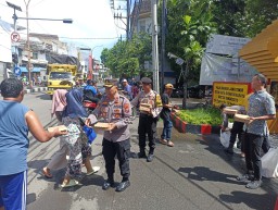 "Jumat Berkah" Polsek Simokerto Bagikan 100 Nasi Kotak Kepada Masyarakat di Sekitar Masjid Baitussalam