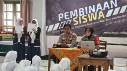 Dalam Program Senin Pintar, Polsek Cipayung Berikan Penyuluhan Pencegahan dan Penanggulangan Bahaya Perundungan/Bullying Pada Santriwati Ponpes Al Hamid
