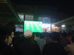Ribuan Warga Sampang Nonton Bareng H. Selamet Junaidi, Banyak Doorpreze Dibagikan
