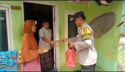 Polisi Peduli Sesama Dengan Memberikan Makan Siang Gratis Kepada Lansia