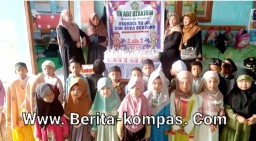 Tanamkan Kepedulian Sesama Sejak Dini, TK Adz Dzakirin Bagi - bagi Takjil