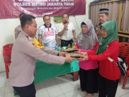 Jumat Curhat, Cara Kapolsek Duren Sawit Serap Aspirasi Masukan Dari Masyarakat dan Bagikan Nasi Box