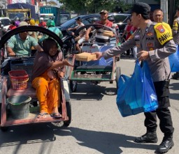 "Jumat Berkah" Polsek Simokerto Bagikan 200 Nasi Kotak Kepada Masyarakat