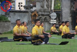 Polres Klungkung Aktifkan Program Olahraga Pagi, Senam Yoga Jadi Pilihan Utama