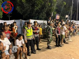 Personel Polsek Nusa Penida Amankan Turnamen Bola Voli Koleksi Cup 1, di Lapangan Desa Jungutbatu