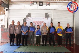 Program 'Minggu Kasih', Bawa Sentuhan Kepedulian Kapolres Klungkung di Balai Desa Sulang