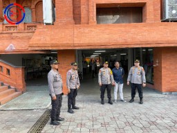 Wakapolresta Denpasar Tinjau Persiapan Pengamanan Kenaikan Isa Al-Masih, di Gereja Roh Kudus Katedral