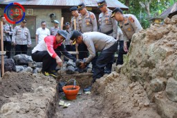 Kapolres Karangasem Letakkan Batu Pertama dalam Kegiatan Bedah Rumah, Masyarakat Abang Terharu