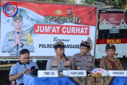 Menguatkan Keamanan Bersama, Kapolres Karangasem Gelar Jumat Curhat di Pantai Buitan