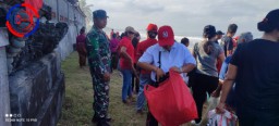 Babinsa Koramil Selemadeg Pimpin Aksi Bersih-Bersih Pantai di Tabanan