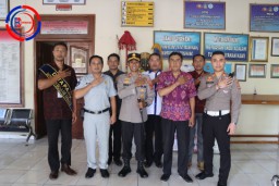 Kapolres Karangasem Sidak Samsat, Tekankan Pelayanan Tanpa Pungli dan Transparan