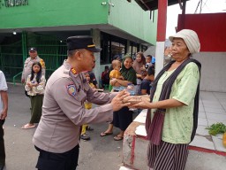 Bentuk Kepedulian Sesama, Polres Metro Jakarta Timur Bagikan 300 Paket Nasi Box Kepada Warga Yang Membutuhkan