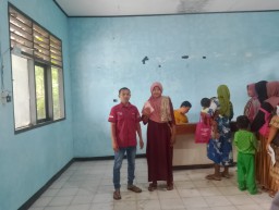 Desa Ujung Jaya Kecamatan sumur Laksanakan Penyaluran Bansos BPNT dan PKH