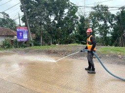 PT Sino Sigap Menangani Penyiraman di Jalan Langsung Membersihkan Volusi