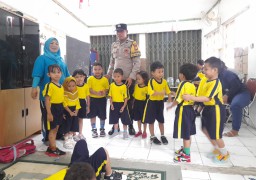 Bhabinkamtibmas Kelurahan Palmeriam Memberikan Pendidikan Usia Dini Sekaligus Colling System