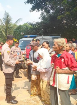 Polsek Pasar Rebo Pembagian 300 Nasi Box ke Warga