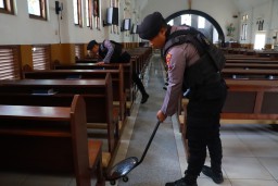 Jelang Kenaikan Yesus Kristus 2024, Polres Tanjung Perak Sterilisasi Sejumlah Gereja