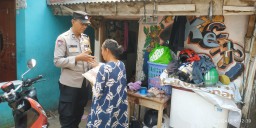 Bentuk Kepedulian Bhabinkamtibmas Polsek Jatinegara Bagikan Beras Kepada Warga Kurang Mampu