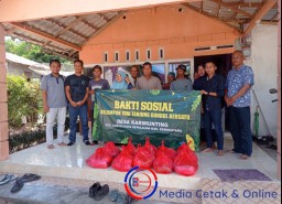 Bakti Sosial Warga Pesisir Terima Bantuan Paket Sembako