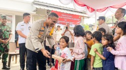 Kapolres Metro Jakarta Timur Bagikan Ratusan Nasi Box Kepada Warga slum Area di Pulogadung