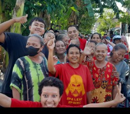 Wali Kota Surabaya Berikan Baksos Sembako dan Kursi Roda ke Warga Kapasari Pedukuhan di Balai RW 10