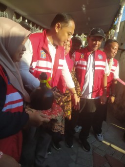 Walikota Surabaya Resmikan Pembangunan Saluran Air dan Paving di Tambaksari