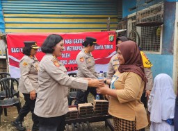300 Paket Makan Siang Gratis Dibagikan Polres Metro Jakarta Timur Kepada Warga Slum Area