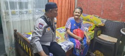 Kunjungi Warganya Yang Sakit Menahun, Bhabinkamtibmas Polsek Matraman Beri Bantuan Sembako