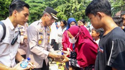 Berbagi Sesama, Kapolres Metro Jakarta Timur Gelar Jumat Peduli Dengan Bagikan Nasi Kotak Kepada Warga Slum Area