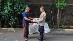 Bantu Ringankan Kebutuhan Pemulung dan Buruh Serabutan, Polsek Pulogadung Berikan Bantuan Sembako