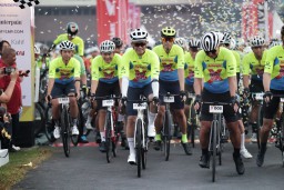 Kapolda Jatim Bersama Ribuan Pesepeda Sari 17 Negara Ikuti Bromo KOM X 2024