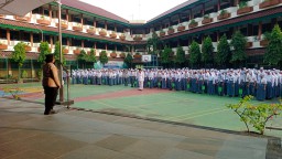 Kabag Log Polres Metro Jaktim Jadi Pembina Upacara Pada Senin Pintar di SMA N 89 Jakarta