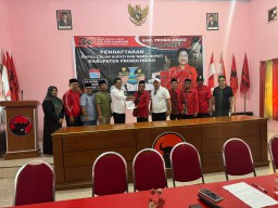 Mas Arif Menjadi Yang Pertama Mengembalikan Formulir Pendaftaran ke DPC PDI Perjuangan