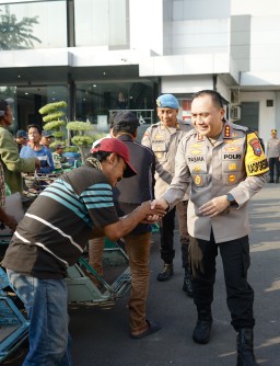 Tebar Kebahagiaan, Kapolrestabes Surabaya Kembali Gelar Sarapan Bareng dan Berbagi Sembako Dengan Abang Becak