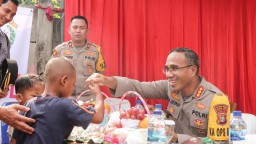 Polres Metro Jakarta Timur, Bhayangkari dan Polwan Bagikan Nasi Gratis Kepada Warga Slum Area di Kelurahan Rambutan