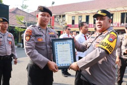 Kapolres Pelabuhan Tanjung Perak Beri Penghargaan Kepada Puluhan Anggota Berprestasi