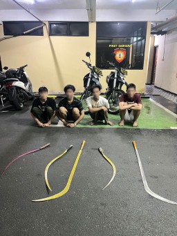 Polisi Ggalkan Tawuran, Sejumlah Remaja dan Senjata Tajam Diamankan di Jatinegara