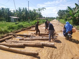 Dinilai Daerah Termiskin : Abdul Derani Desak Pemprov Kalbar Segera Perbaiki Jalan Rusak di Kayong Utara