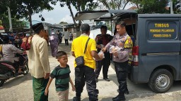 Jumat Peduli, Polsek Cakung Berbagi Makanan Gratis Kepada Jamaah Masjid Al Falah