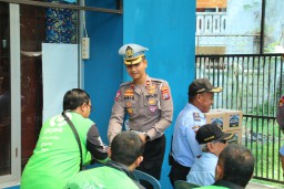 Tebar Kepedulian, Polresta Malang Kota Ajak Taruna Akpol Gelar Bansos Untuk Driver Ojol dan Kamling Udara