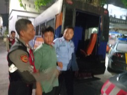 Respon Cepat Aduan Warga, Polisi Bantu Bawa Warga Yang Mengamuk ke RSJ
