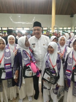 Dilepas Wakil Bupati 66 Jemaah Haji Kabupaten Bengkayang 2024