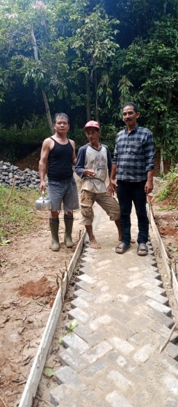 Masyarakat Kampung Limus Pandak Menyambut Bahagia Adanya Pembangunan Jalan Lingkungan