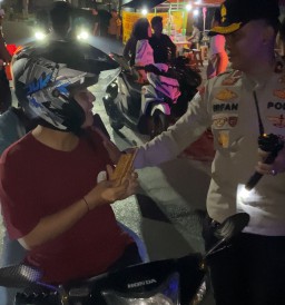 Polisi Gelar Operasi Amankan Pemuda Bawa Sajam dan Pil Koplo Serta Beri Hadiah Coklat Pengendara Yang Lengkap