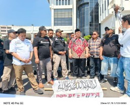 Didepan DPRD Provinsi Jawa Timur Surabaya, Ratusan Insan Pers Aksi Unjuk Rasa Tuntut DPR Tolak RUU Penyiaran