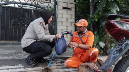 Polwan Polres Metro Jakarta Timur Berbagi Sembako Kepada Mayarakat Yang Membutuhkan